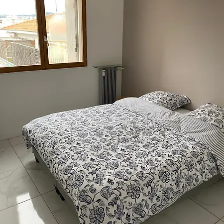 Apartment Chamant T3 Avec Terrasse Au Coeur D'antibes A 10min A Pieds De La Mer Antibes